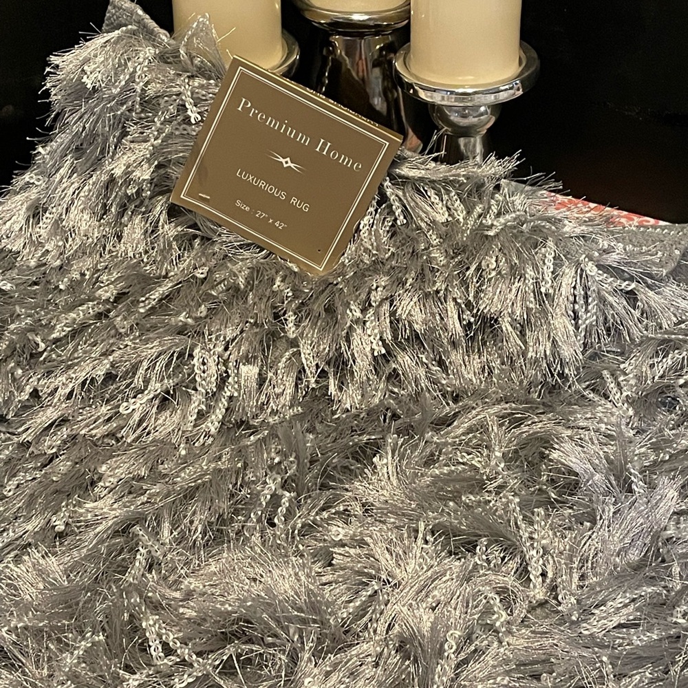 Silver shag rug 27x42, unique and soft